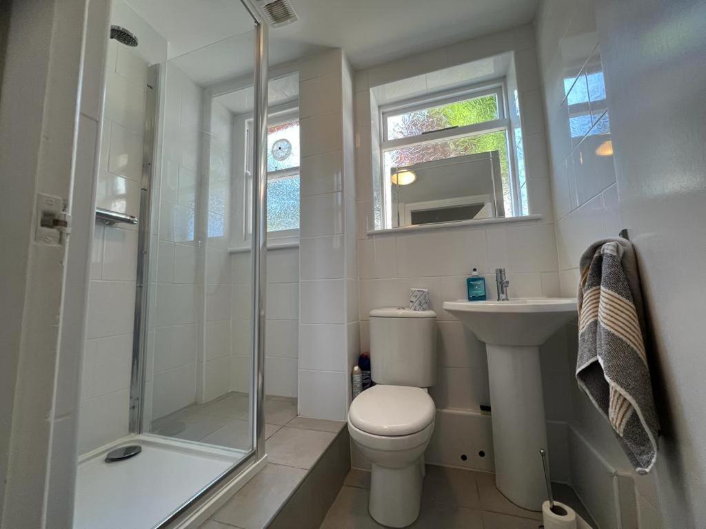 Complete One Bedroom Flat In Chiswick London, Fully Furnished מראה חיצוני תמונה